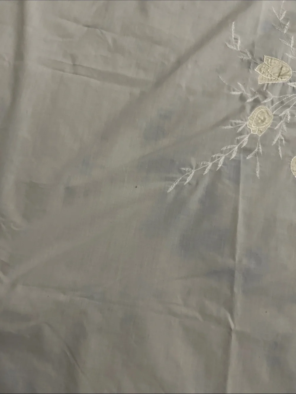 Tulip Satin Cotten Tablecloth, 64” x 101”